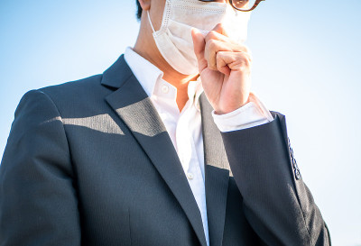 戴面具的商人
