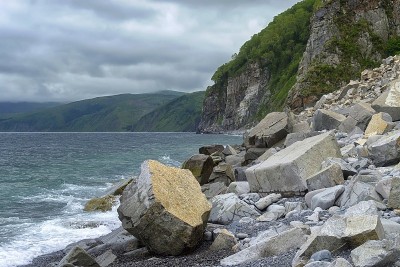 鞑靼海峡的岩石海岸。Sikhote-Alin山脊。