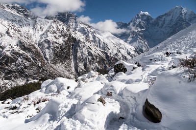 喜马拉雅山上覆盖着积雪的徒步旅行路线，在尼泊尔的Gokyo山谷中有远处的Kangtega峰