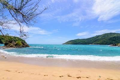 海滩上美丽的波浪，清澈的海水