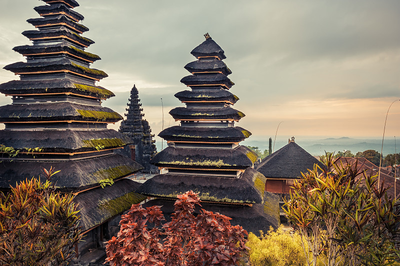 寺庙塔Pura Besakih在巴厘岛上从高视点在地平线上日落作为巴厘岛旅行的生活方式