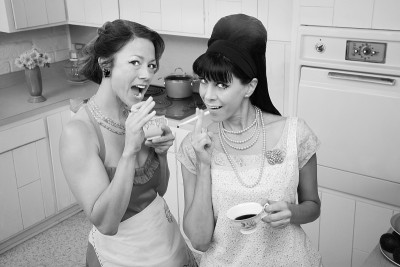 吸烟和喝咖啡的女性