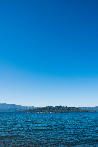 宁静的湖水和蔚蓝的天空