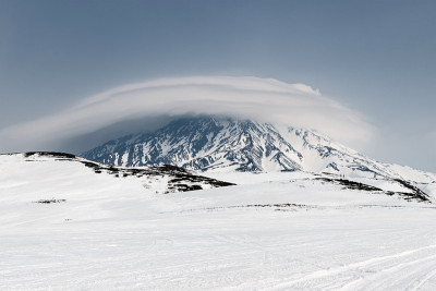 堪察加半岛的冬季山地景观:可里亚克斯基活火山