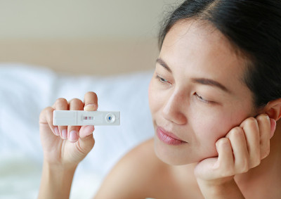 一名忧心忡忡的年轻女子正在验孕。