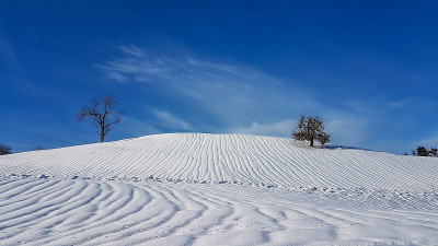 冬季景观与明显的水凹槽在雪
