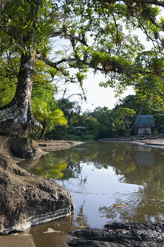 德雷克湾湾和河