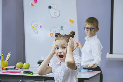 美丽的孩子是同学们一起在学校的教室里接受教育的快乐