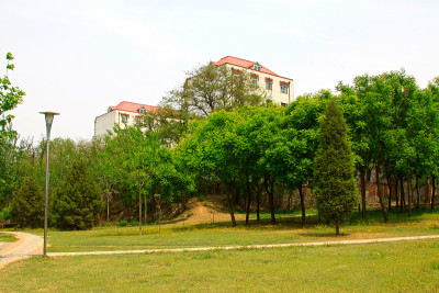 中国河北省唐山市的公园绿地和建筑
