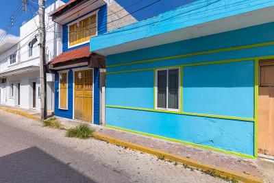从坎昆乘渡船到墨西哥海湾对面的Isla Mujeres岛，这里多彩的街道和风景优美的海滩