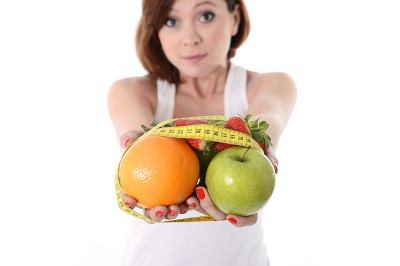 女人拿着水果，绑着卷尺，成了节食的奴隶