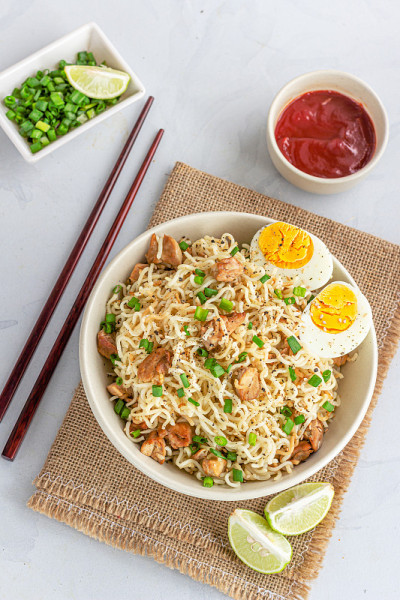 鸡肉面条与鸡蛋从上到下的白色背景照片