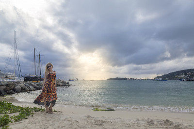 在圣马丁，菲利普堡的大海湾海滩上的金发女郎