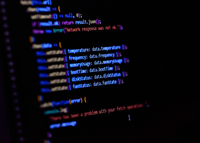 软件编程源代码在电脑屏幕上。现代Javascript, typescript, ecma脚本代码与R