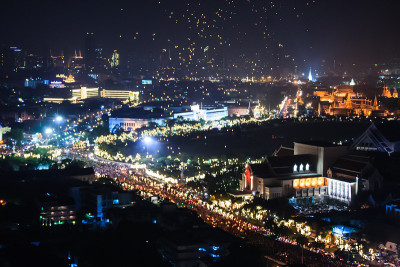 在曼谷，2006年新年晚上漂浮的灯笼气球，泰国。