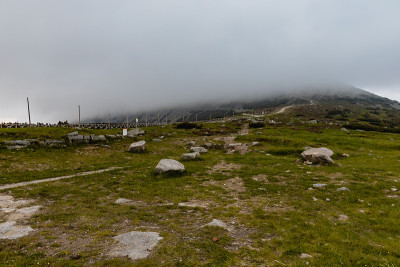 长长的山径，周围是卡尔科诺斯山脉的全景