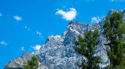 在勒莫斯旅游和度假概念附近的著名的维特斯坦山脉山峰上的Zugspitze的美丽的高山景色。
