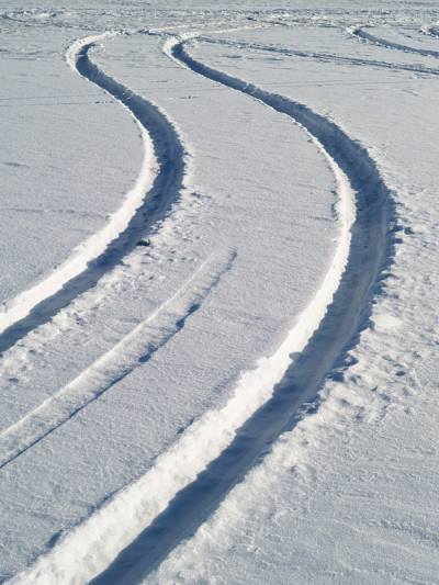 雪地上的轮胎印