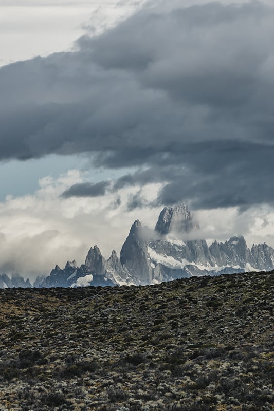 垂直的岩石雪山，世界上最好的惊人的徒步旅行。菲兹·罗伊在阿根廷