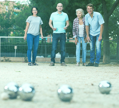 欢快的男性和女性在玩petanque