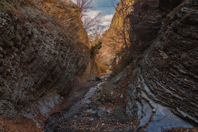 峡谷中湍急的山河