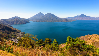 危地马拉高地阿提特兰湖和火山的全景图