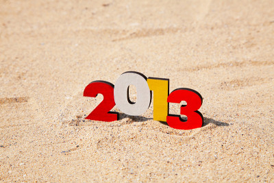 2013年沙滩上的木雕数字