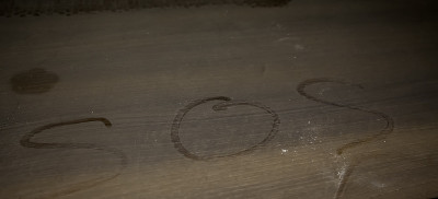 墙上SOS符号