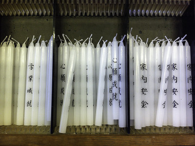 日本白色蜡烛与黑色字母