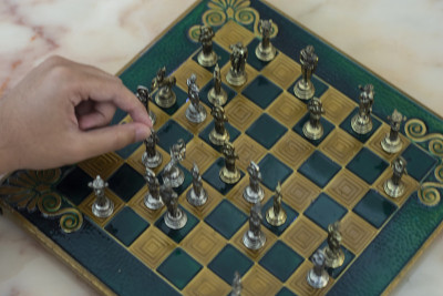 近手自信的商人同事下棋