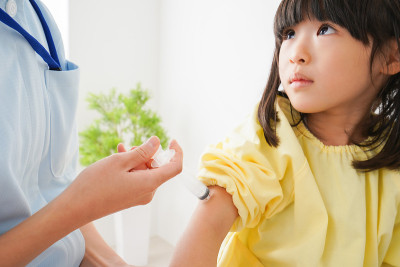 小女孩在接种疫苗