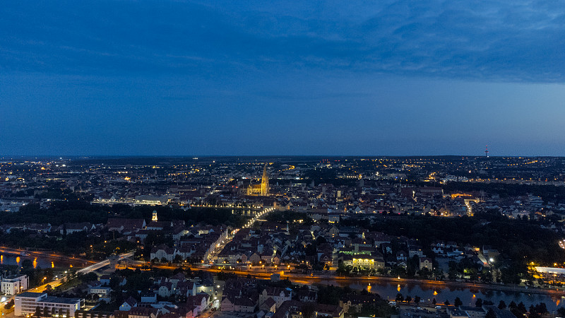 从空中俯瞰德国巴伐利亚州雷根斯堡(Regensburg)著名的天际线