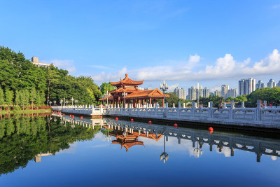 湖面上的古中国凉亭