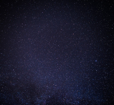 漆黑的夜空里繁星满天