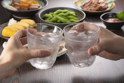 欢呼和烧酒。日本餐厅的食物和酒。