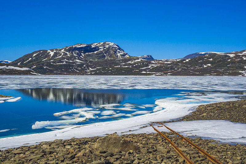 在挪威Hemsedal，古老的铁轨通向冰冻的Vavatn湖。