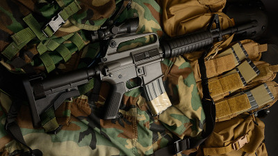 突击步枪5.56毫米m16柯尔特卡宾战术胸装。军事装备。