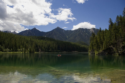 白天鹅湖和独木舟的全景