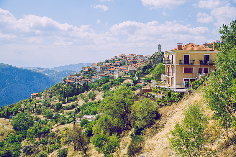 城市Arachova。希腊共和国。城市街道和山景。老建筑。13. 2019年9月。