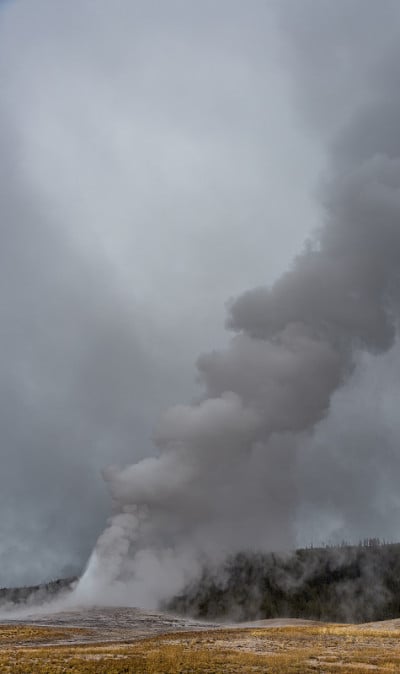 暴风雨天空中的老忠实