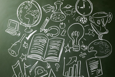在黑板上手绘学校科目的符号