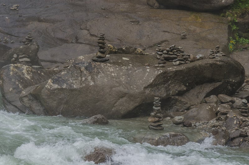 水上的石塔