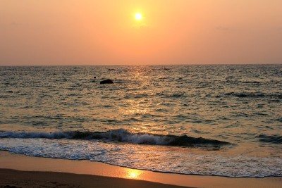 日出与海滩上的波浪