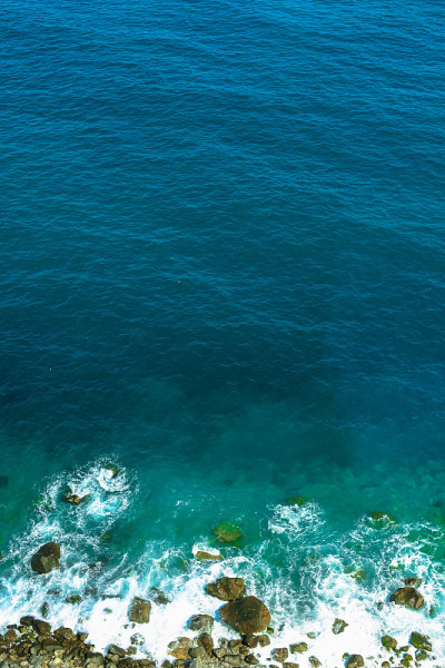 海浪撞击岩石背景