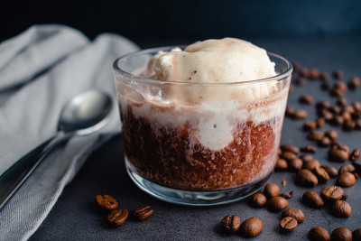 用波特酒和香草冰淇淋制作的Affogato