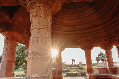 在印度古吉拉特邦Bhuj，阳光照耀下，古老的历史建筑Chhatardi。