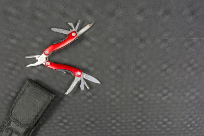红色折叠多功能工具垂钓者。