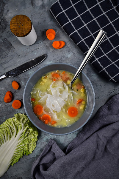 俯视图素食蔬菜汤汤低血糖亚洲甘薯玻璃面条和胡萝卜在灰色碗