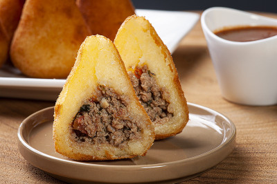 牛肉coxinha。巴西美食的开胃菜在酒吧和派对。