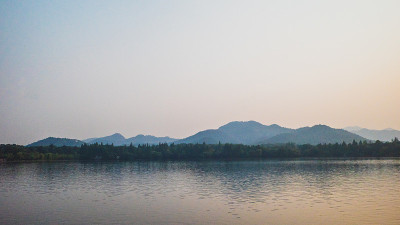 西湖风景与倒影在夕阳下，杭州，中国